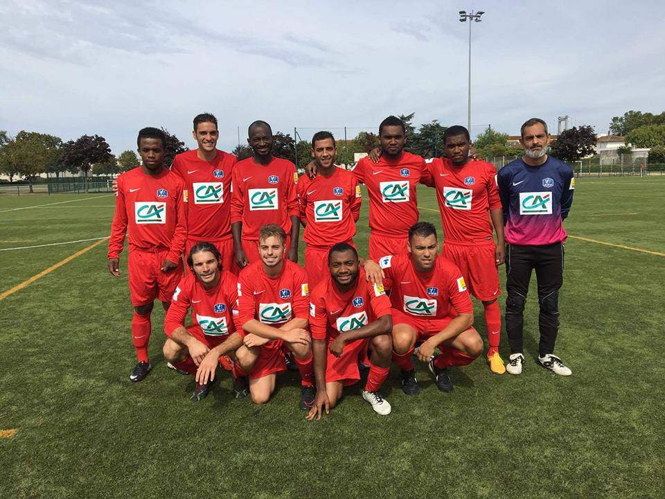 equipe de football avec des maillot  